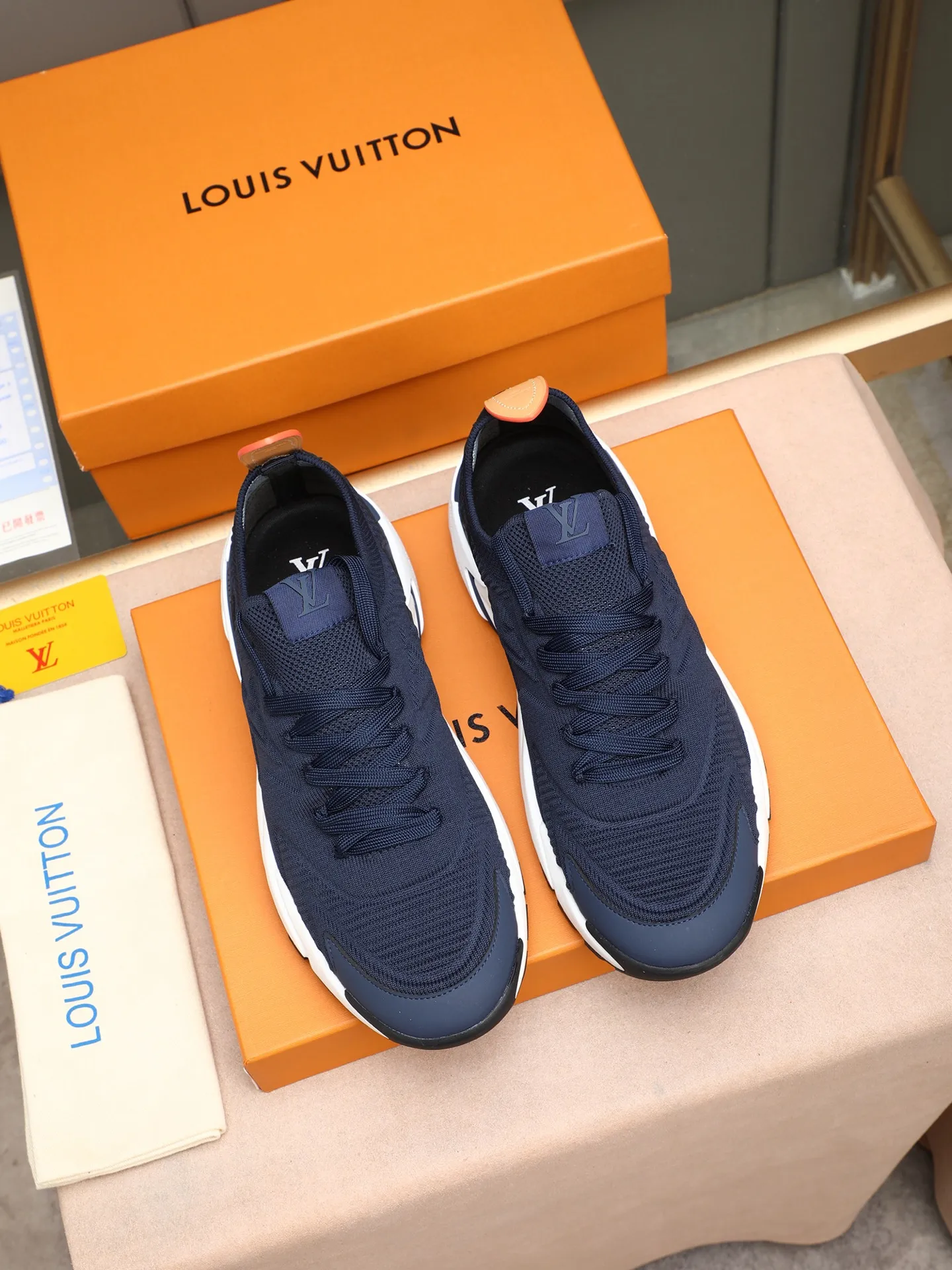 Men's Men's Shoes 💰580 LV Louis Vuitton L Jialu Brand Runner Tatic Series Thick Sole Casual Sports Shoes Running Shoes Original purchase, development and production This LV Runner Tatic sports shoe is blended with fly woven fabric material to interpret the inspiration of traditional mountaineering shoes. The LV letters are written on one side, the Louis Vuitton logo, and the light and wear-resistant rubber outsole completes the whole package. The delivery counter is exquisitely packaged🛍📦 ▪️Fabrics: Original imported custom fly-woven fabric ▪️Inner lining: Original custom-made breathable mesh ▪️Sole: Original open-molded anti-slip rubber combination material ▪️Sole thickness: 4CM ▪️Size: Men's 38-44 (45 custom-made)